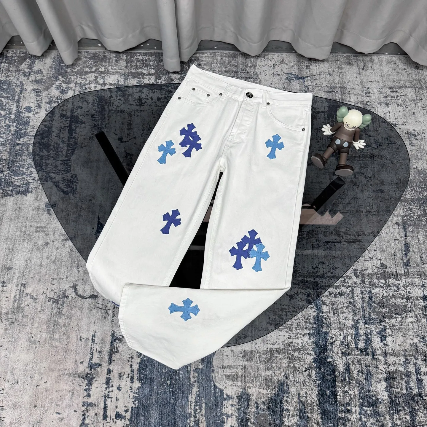 P250 Chrome Heart ｜ Chrome Heart cross patchwork leather jeans Top-notch heavy-duty washing process Calf leather laser-cut cross Distressed silver hardware The straight version makes the upper body slimmer. The high-end quality is different from the market currency. It is also so cool that both men and women can easily control the genderless trend up!   Color: White with blue Size: S M L XL Corresponding sizes 28 30 32 34 Detailed sizes can be found in Figure 9